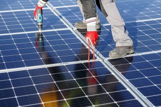 Les établissements publics autonomes genevois ont entamé la transition énergétique nécessaire, notamment avec la pose de panneaux solaires, mais cette démarche n'est pas assez structurée, constate la Cour des comptes (archives).